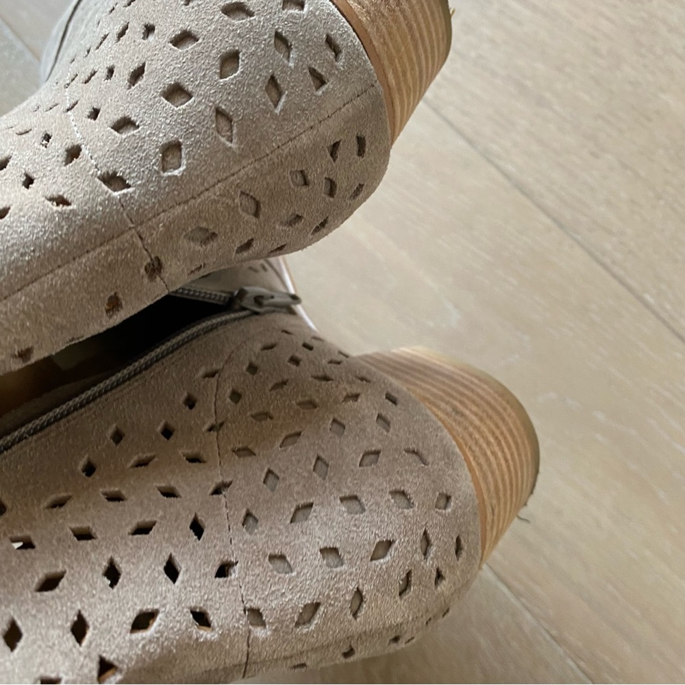 Soludos Lola taupe suede Perforated Ankle Booties 8.5 - Picture 9 of 10